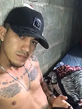 Snapshot of tattoos22 chatting on 10/28/25, 11:47 tattoos22 online show from 10/28/25, 11:47