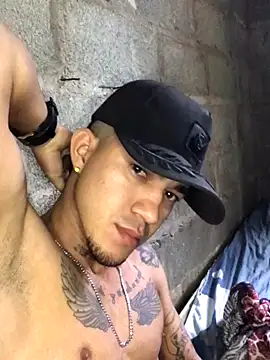 Snapshot of tattoos22 chatting on 10/29/25, 01:46 tattoos22 online show from 10/29/25, 01:46