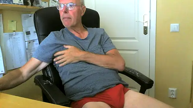 Snapshot of Klipparn chatting on 06/22/26, 08:33 Klipparn online show from 06/22/26, 08:33