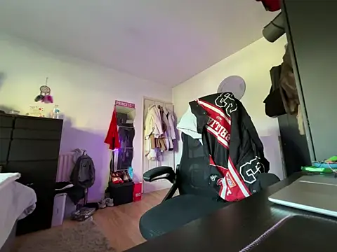 Snapshot of Prill940 chatting on 04/14/26, 07:03 Prill940 online show from 04/14/26, 07:03