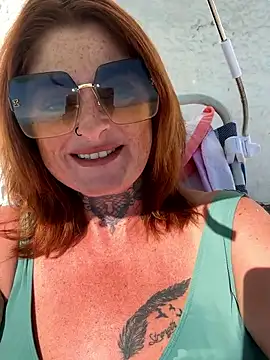 Snapshot of IrishmilfAnna chatting on 10/19/25, 10:27 IrishmilfAnna online show from 10/19/25, 10:27