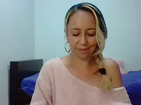 Snapshot of leah_susman chatting on 09/24/25, 02:04 leah susman online show from 09/24/25, 02:04