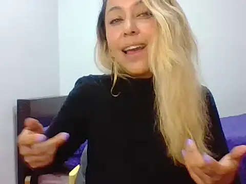 Snapshot of leah_susman chatting on 09/25/25, 01:53 leah susman online show from 09/25/25, 01:53