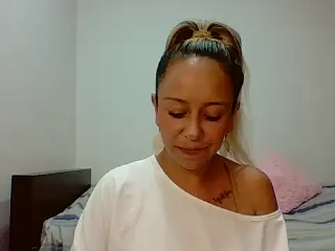 Snapshot of leah_susman chatting on 10/17/25, 02:37 leah susman online show from 10/17/25, 02:37
