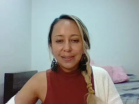 Snapshot of leah_susman chatting on 10/21/25, 01:50 leah susman online show from 10/21/25, 01:50
