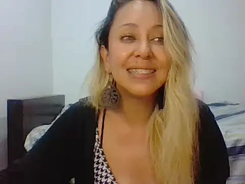 Snapshot of leah_susman chatting on 10/24/25, 01:57 leah susman online show from 10/24/25, 01:57