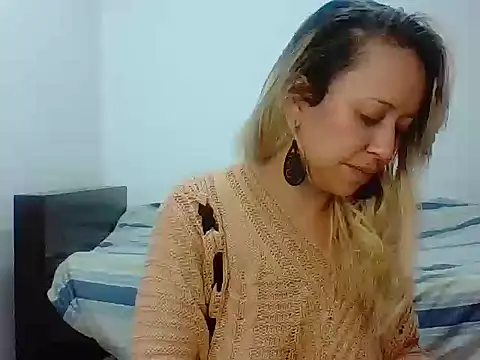 Snapshot of leah_susman chatting on 10/25/25, 02:30 leah susman online show from 10/25/25, 02:30