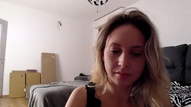 Snapshot of L_Sofia chatting on 10/10/25, 08:24 L Sofia online show from 10/10/25, 08:24