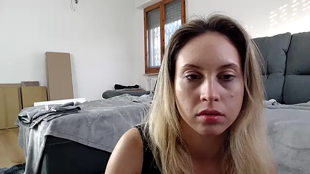 Snapshot of L_Sofia chatting on 10/14/25, 03:24 L Sofia online show from 10/14/25, 03:24