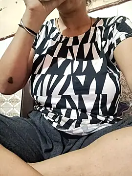 Snapshot of meenu_bhabhi547 chatting on 09/11/25, 02:44 meenu bhabhi547 online show from 09/11/25, 02:44