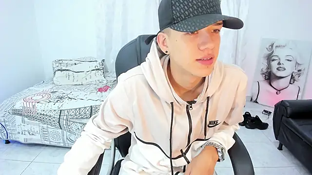 maxthomson boy online show from 10/02/25, 07:32