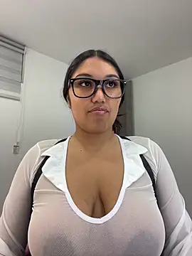 Snapshot of SharaRous chatting on 05/14/26, 01:34 SharaRous online show from 05/14/26, 01:34