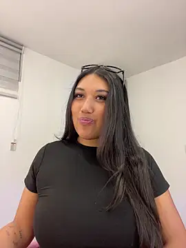 Snapshot of SharaRous chatting on 05/15/26, 12:28 SharaRous online show from 05/15/26, 12:28