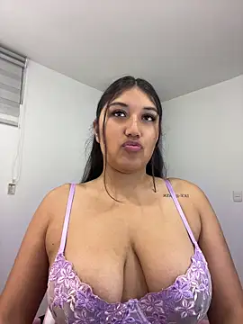 Snapshot of SharaRous chatting on 05/17/26, 08:38 SharaRous online show from 05/17/26, 08:38