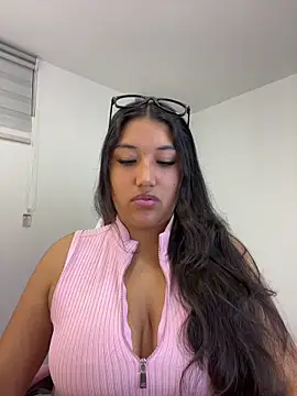 Snapshot of SharaRous chatting on 05/31/26, 01:14 SharaRous online show from 05/31/26, 01:14