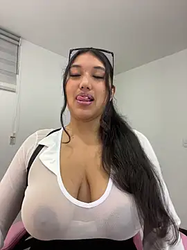 Snapshot of SharaRous chatting on 06/05/26, 01:01 SharaRous online show from 06/05/26, 01:01