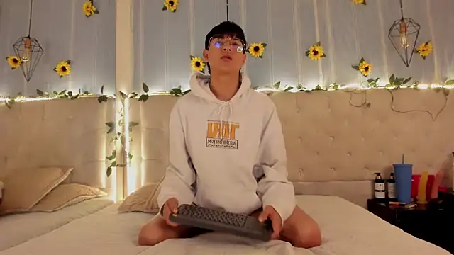 AleAurarashi online show from 10/30/25, 03:30