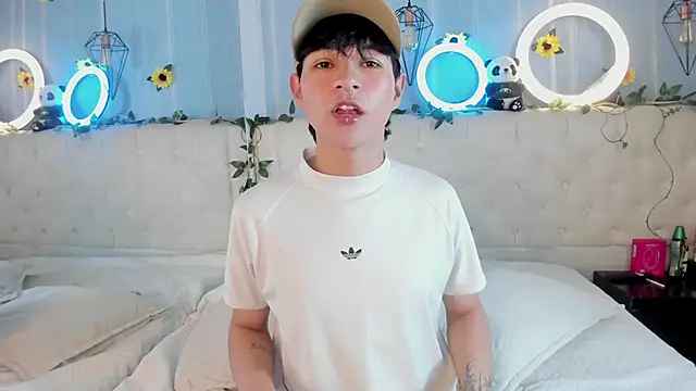 AleAurarashi online show from 11/18/25, 04:39