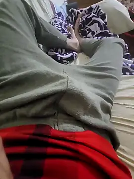 Snapshot of WelloffUpthrow chatting on 12/17/25, 12:05 WelloffUpthrow online show from 12/17/25, 12:05