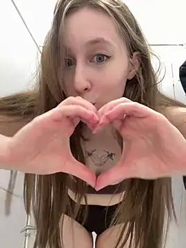 Snapshot of FroggyAnna chatting on 05/22/26, 03:39 FroggyAnna online show from 05/22/26, 03:39