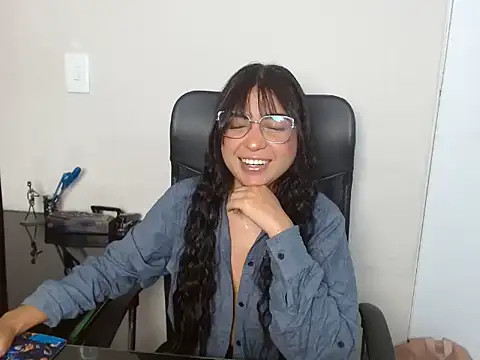 Snapshot of AliceSmiith_ chatting on 09/29/25, 12:10 AliceSmiith online show from 09/29/25, 12:10