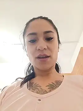 Snapshot of Liahdiaz_ chatting on 10/21/25, 01:34 Liahdiaz online show from 10/21/25, 01:34