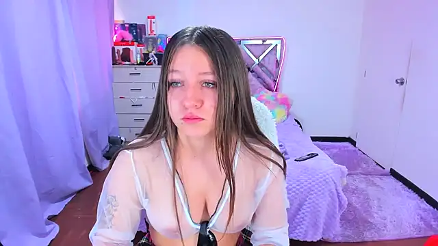 Luna Analya online show from 10/28/25, 01:25