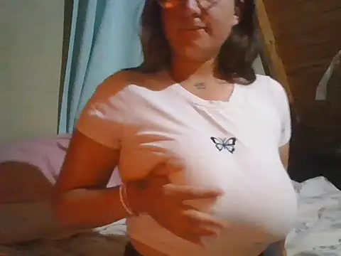 Snapshot of LizaDaki chatting on 11/17/25, 12:16 LizaDaki online show from 11/17/25, 12:16