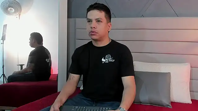 Snapshot of Dominic_Taylor_ chatting on 09/13/25, 11:32 Dominic Taylor  online show from 09/13/25, 11:32