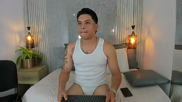 Snapshot of Dominic_Taylor_ chatting on 10/24/25, 03:25 Dominic Taylor  online show from 10/24/25, 03:25
