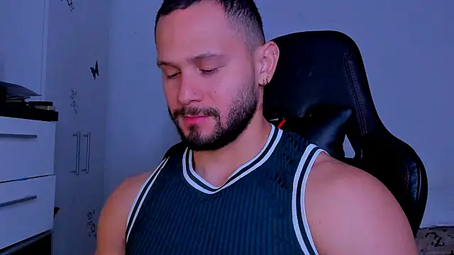 Snapshot of andrewcorey1 chatting on 09/24/25, 04:27 andrewcorey1 online show from 09/24/25, 04:27