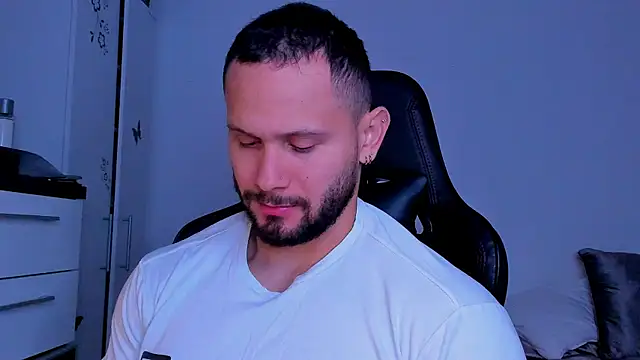 Snapshot of andrewcorey1 chatting on 09/25/25, 05:11 andrewcorey1 online show from 09/25/25, 05:11