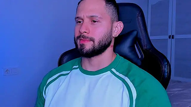 Snapshot of andrewcorey1 chatting on 10/08/25, 05:43 andrewcorey1 online show from 10/08/25, 05:43