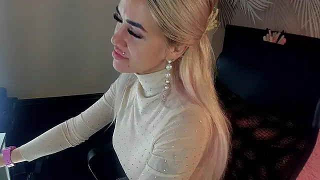 Kira Key online show from 11/02/25, 01:52