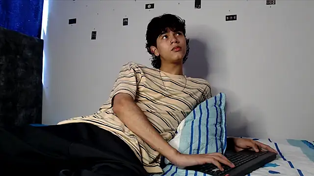 Snapshot of alexmark_ chatting on 05/21/26, 06:15 alexmark online show from 05/21/26, 06:15