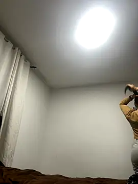 Snapshot of Leonis_0 chatting on 10/31/25, 02:01 Leonis 0 online show from 10/31/25, 02:01