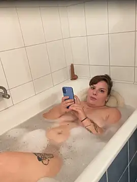 Snapshot of Debbie05 chatting on 09/13/25, 09:03 Debbie05 online show from 09/13/25, 09:03