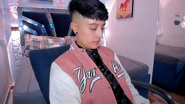 Snapshot of abby_thommson1 chatting on 09/19/25, 01:29 abby thommson1 online show from 09/19/25, 01:29