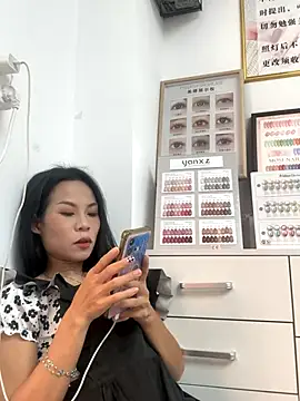 Snapshot of Baby-mmm chatting on 10/19/25, 04:02 Baby-mmm online show from 10/19/25, 04:02