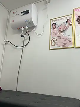 Snapshot of Baby-mmm chatting on 11/22/25, 04:33 Baby-mmm online show from 11/22/25, 04:33