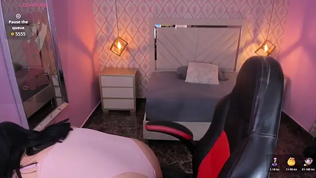 CHRISTY TEIGEN4 online show from 11/11/25, 07:25