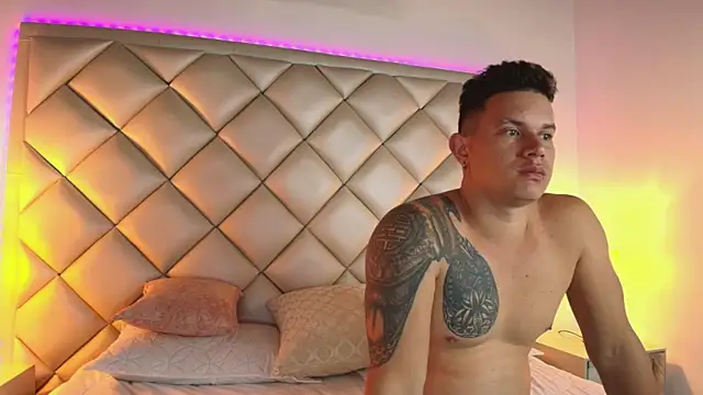 Snapshot of EclipseandFlame chatting on 10/01/25, 02:23 EclipseandFlame online show from 10/01/25, 02:23