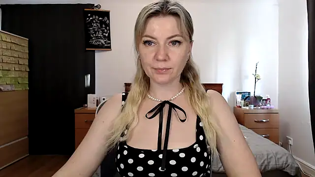 ParadiseAlina online show from 04/24/26, 05:59