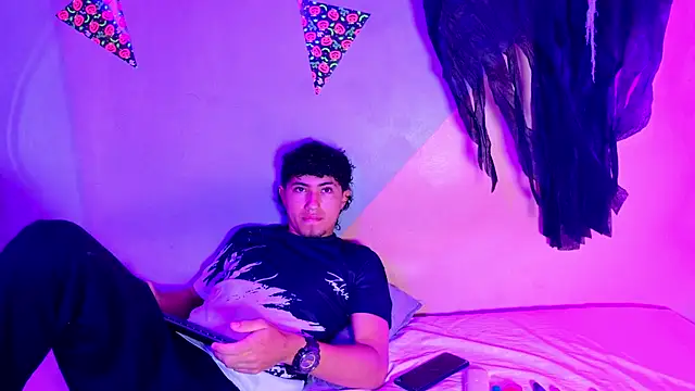 Laura and Kevin online show from 10/28/25, 01:36