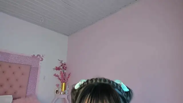 Snapshot of roxyswt chatting on 06/18/26, 04:57 roxyswt online show from 06/18/26, 04:57