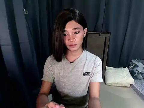 Petite HugeCock online show from 10/26/25, 12:22