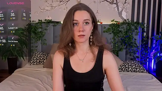 Snapshot of SkyHelen chatting on 11/19/25, 04:12 SkyHelen online show from 11/19/25, 04:12