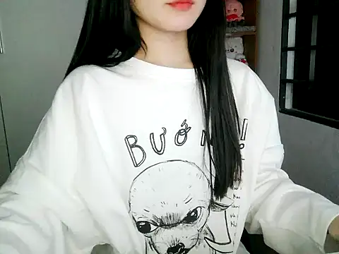 Snapshot of Annabelle-e chatting on 10/24/25, 03:52 Annabelle-e online show from 10/24/25, 03:52