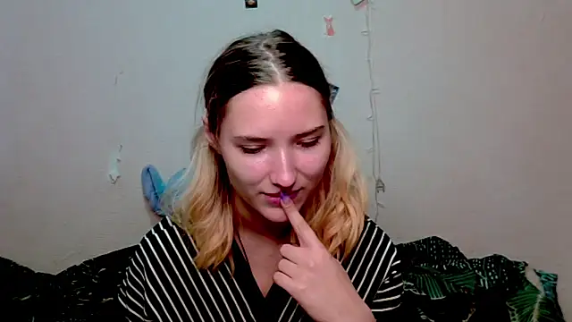  kikiclark   online show from 10/15/25, 08:53