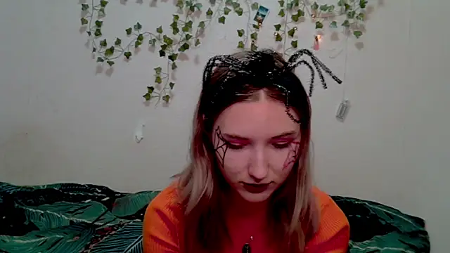  kikiclark   online show from 10/31/25, 07:26